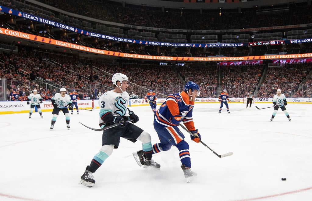 Will Borgen (3) von den Seattle Kraken und Connor McDavid (97) von den Edmonton Oilers kämpfen um den Puck.