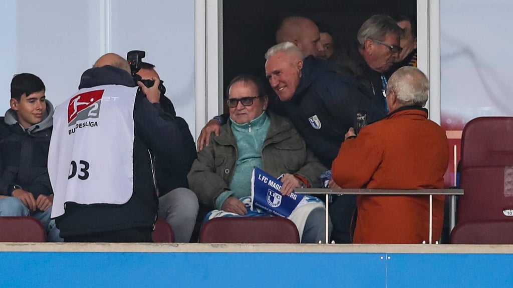 FCM-Ehrengast Detlef Enge war Spieltagspate beim Zweitligaspiel des FCM gegen Hansa Rostock. Von den Fans gab es viel Beifall.