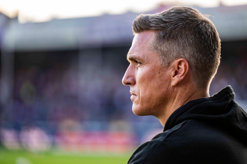 Tobias Schweinsteiger schaut auf das Spielfeld.
