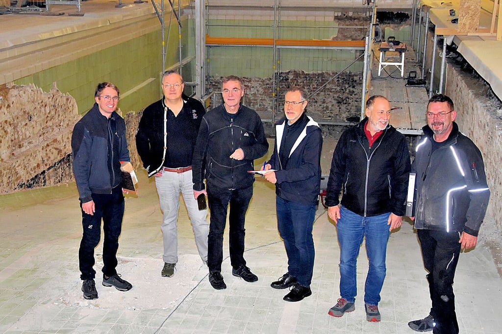 Restaurator Benedikt Pröpper, der Immobilienentwickler des Deutschen Gemeinschafts-Diakonieverbandes (DGD) Ralf Weidner, Mutterhaus-Direktor Reinhard Steger, Bauleiter und Planer Sven Ungetüm, DGD-Service-Mitarbeiter Frank Sauerbaum und Fliesenleger René Frenzel (von links) bei einer Bauberatung im Schwimmbecken des Diakonissen-Mutterhauses in Elbingerode.