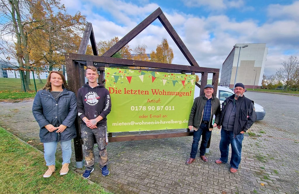 Dieses Schild an der Wilsnacker Straße ist in Havelberg nicht zu übersehen. An diesem zeigen sich hier die Mitarbeiter Denise Potas und Sören Wolff (von links) vom Hausmeisterservice Winkelmann sowie Thorsten Winkelmann und Geschäftsführer Stephan Salinger (von rechts).