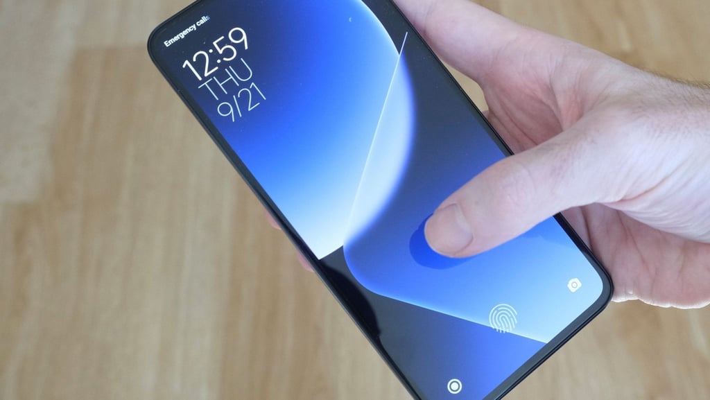 Der Daumen muss wandern - oder das Smartphone höher rutschen: Jedenfalls hat Xiaomi den Fingerabdrucksensor sehr weit unten platziert.