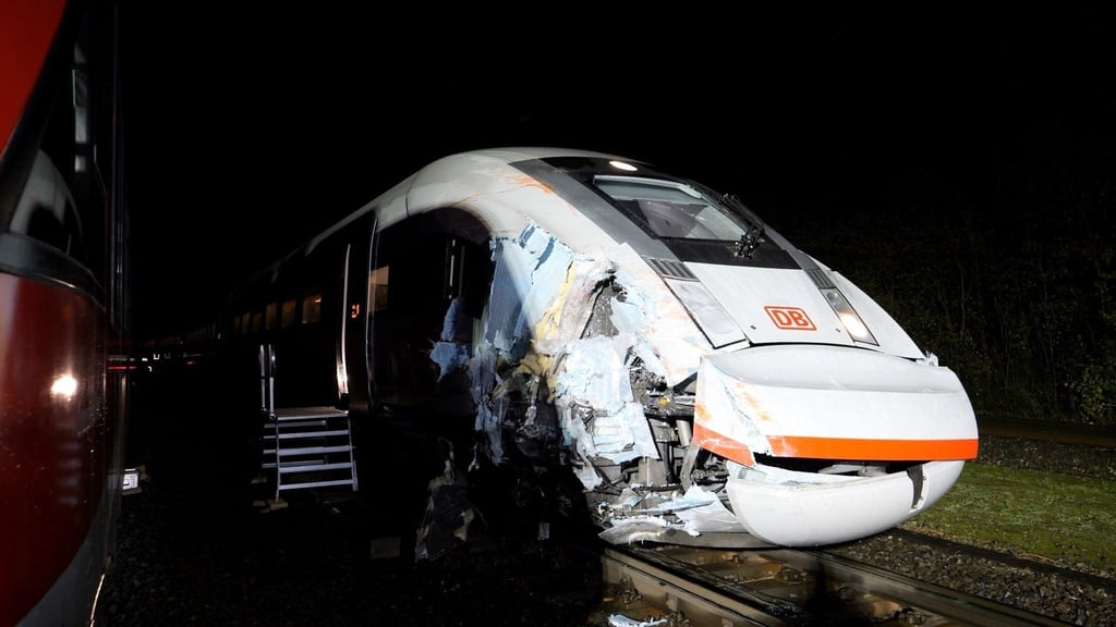 Stark beschädigt stehen eine Regionalbahn und ein ICE auf der Strecke zwischen Hamburg und Bremen.