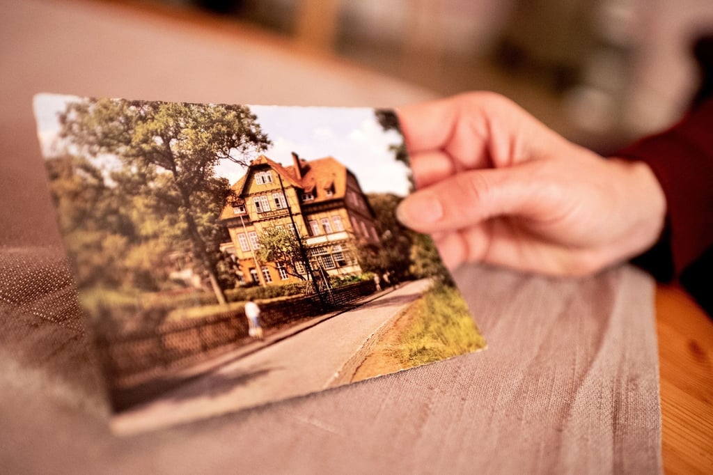 Die historische Postkarte zeigt die Kinderheilanstalt „Waldhaus“ in Bad Salzdetfurth. In diesem Heim und ähnlichen Einrichtungen soll es in der Nachkriegszeit zu Misshandlungen von Klein- und Schulkindern gekommen sein.