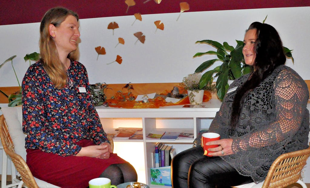 Seit zwei Jahren ist Dajana Paul (rechts) Trauerbegleiterin, hier im Gespräch mit Koordinatorin Aline Weingärtner.
