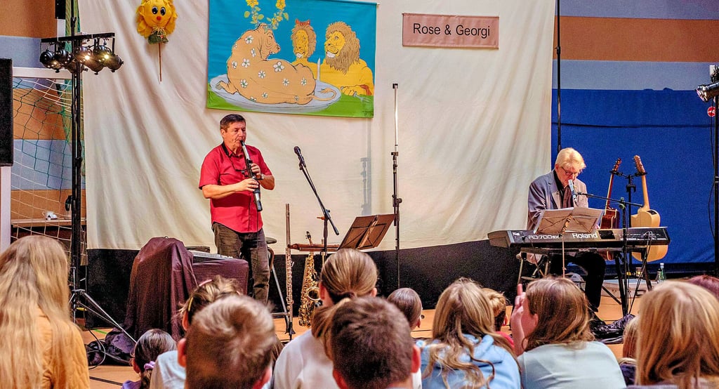 Die Künstlergruppe „Rose & Georgi“ erweckt Fabeln und Balladen mit musikalischen Einlagen zum Leben.