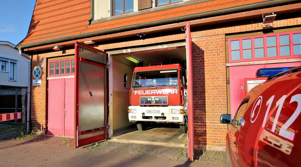 Zentrale Frage rund um die Feuerwehr Bad Salzelmen: Sollte der bestehende Stützpunkt ausgebaut, oder ein komplett neues Depot errichtet werden? Der Wunsch der Einsatzkräfte steht im Kontrast zu den Vorstellungen der Schönebecker Stadtverwaltung.