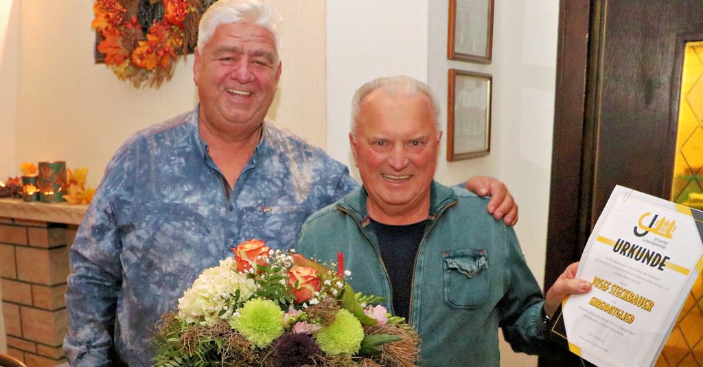 Josef Steckbauer ist jetzt Ehremitglied im Jessener Gewerbeverein. Das Jahresabschlusstreffen im „Schützenhaus“ wurde genutzt, um ihm für sein jahrzehntelanges Engagement zu danken. Vorsitzender Peter Trittin hat die Auszeichnung überreicht.