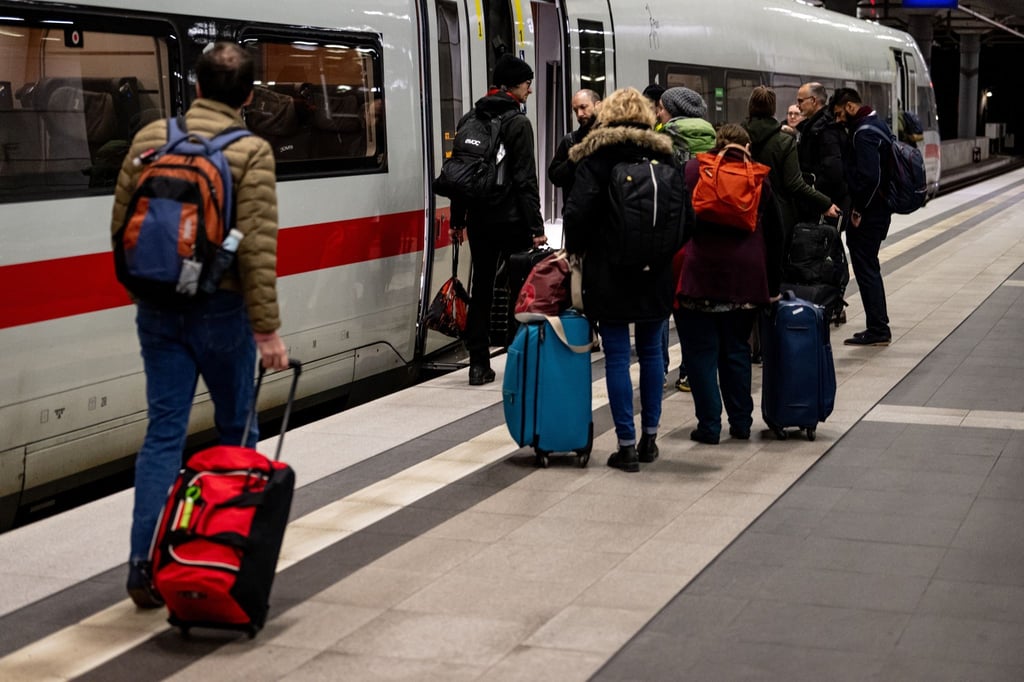 Fahrgäste steigen am frühen Morgen beim Warnstreik bei der Bahn am Berliner Hauptbahnhof an einen ICE.