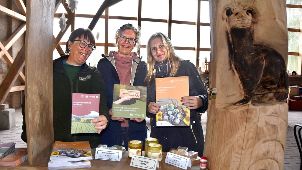 Frauenpower: Für den Drömling im Einsatz sind Sabine Wieter (v.l.), Mitarbeiterin für Öffentlichkeitsarbeit im Biosphärenreservat, Kornelia Simon von der Kreativagentur „Grün & Gestalten“ und Regionalmanagerin Juliane Ruttkowski. Beim Regionalmarkt in Etingen präsentieren sie verschiedene Angebote.