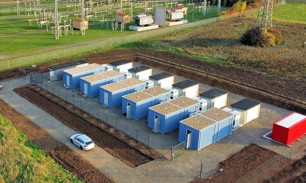 In Iphofen in Bayern steht derzeit der größte Batteriespeicher. Der Speicher in Förderstedt, der 2024 entstehen soll, soll ähnlich aussehen.