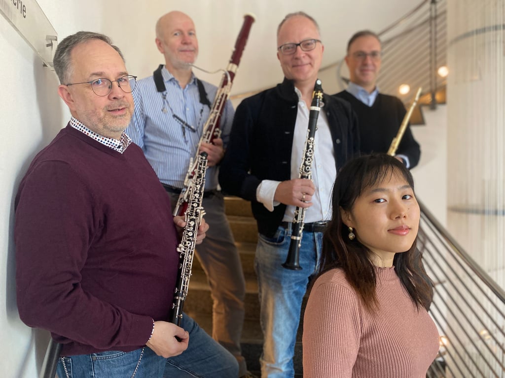 Komponistin Rino Murakami sowie die Musiker Henning Ahlers, Gerd Becker, Georg Dengel und Thomas Kapun während einer Pause bei der Vorbereitung des 3. Sinfoniekonzerts der Magdeburgischen Philharmonie.