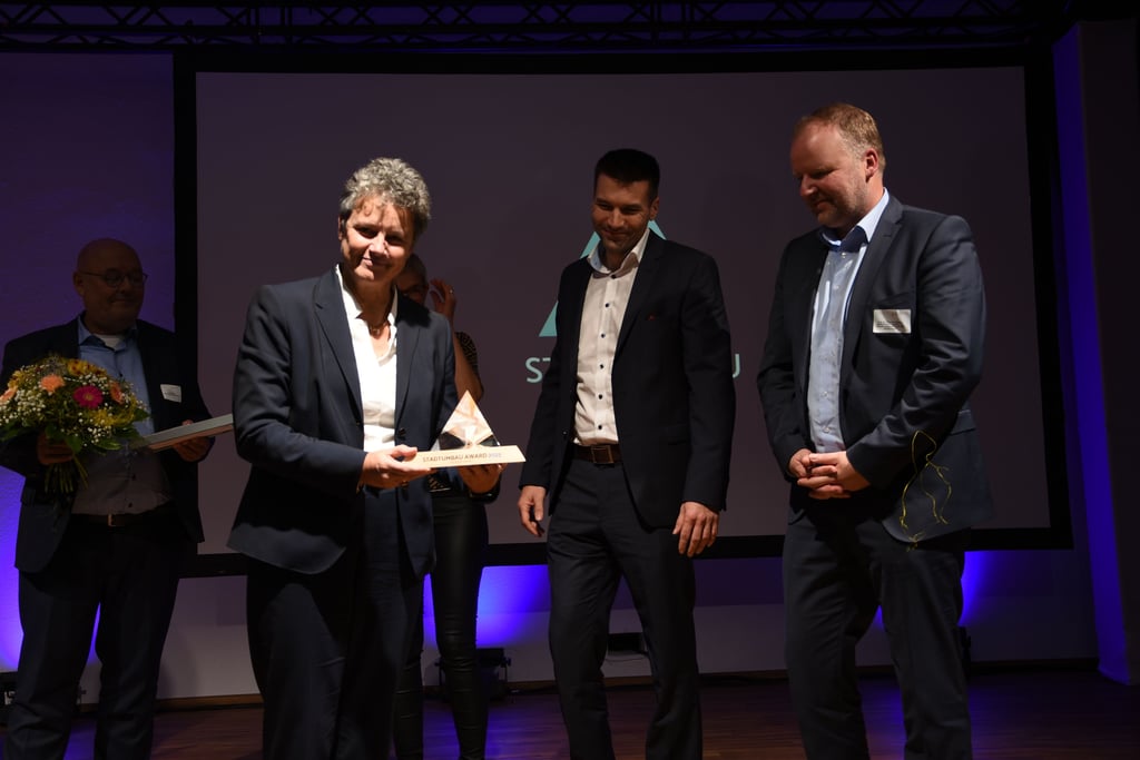 Ministerin Lydia Hüskens übergibt den Stadtumbau Award an Mathias Steffen und Thomas Harboth (von links) aus Oschersleben.