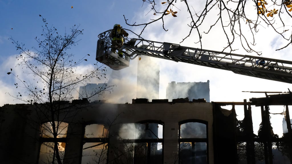 Von der Drehleiter aus werden Flammen in der einstigen „Waldmühle“ in Blankenburg bekämpft. Das Dach und Innendecken sind bereits eingestürzt.