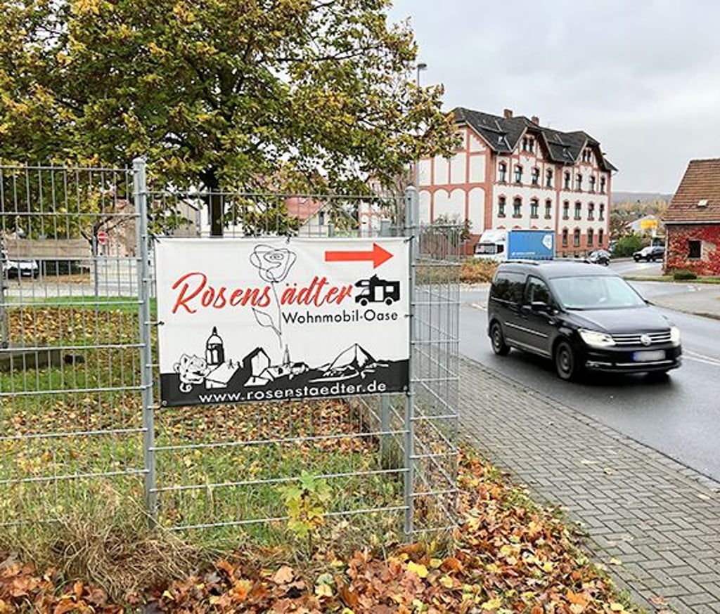 Mit diesen Planen wirbt CDU-Stadtratsmitglied Thomas Klaube nun am Kreisel in Sangerhausen.