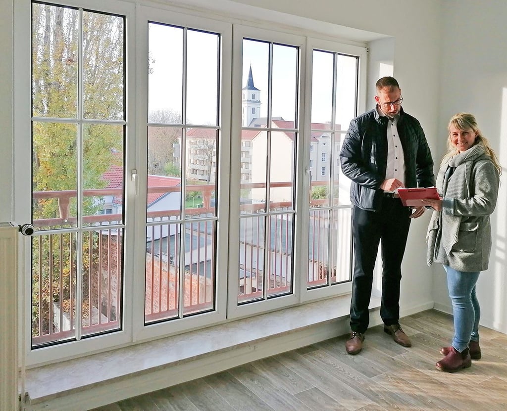 Thomas Florian und Selina Sommer besichtigen eine sanierte Zwei-Raum-Wohnung in der Zerbster Straße 17.