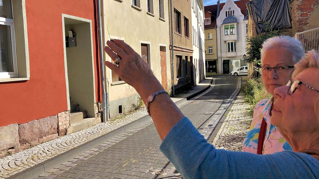 Helene Cole (vorn) und Monika Rosenblatt vor dem Haus am Eisleber Jüdenhof, wo Helene mit ihrer Mutter und den Geschwistern bis 1950 gewohnt hat.