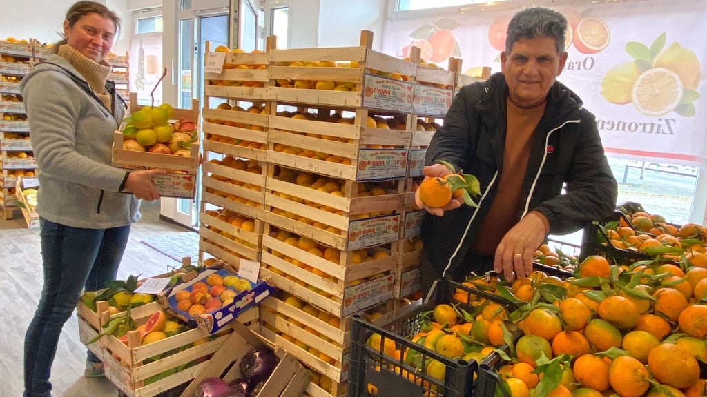 Magdeburg ist um einen Lebensmittelladen reicher geworden: Händler Nicolo D'anna und Doreen Leitner verkaufen Früchte von Sizilien, wie Orangen, Zitronen oder Kaktusfeigen.
