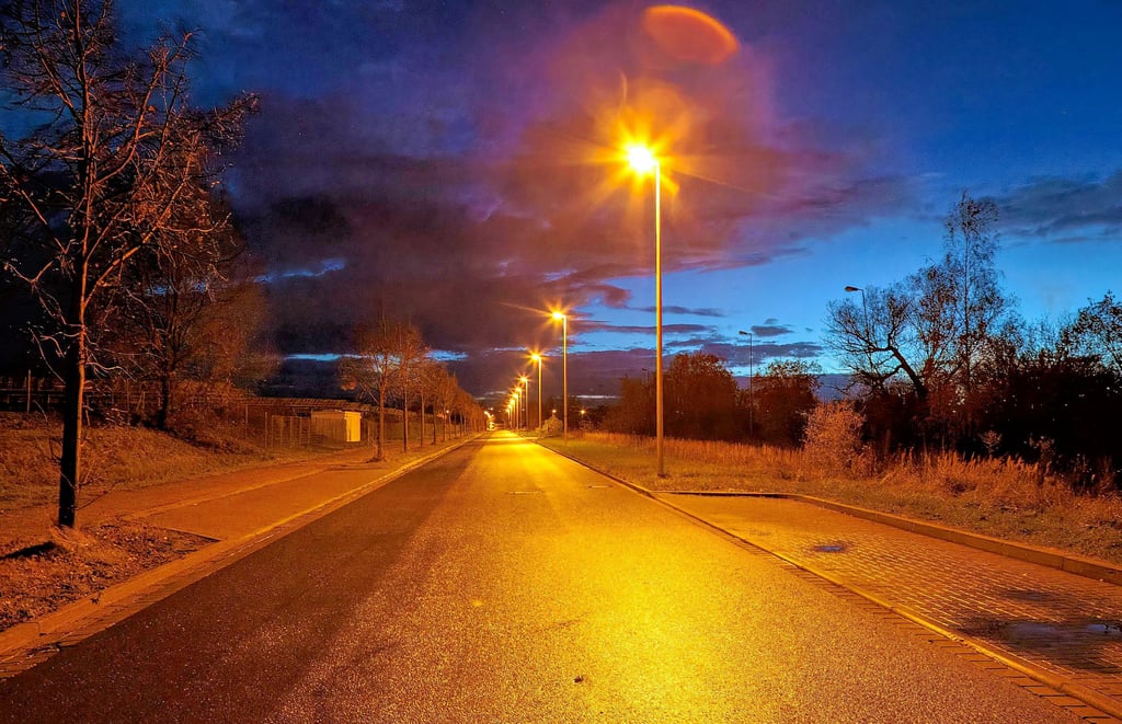 Hell erleuchtet sind nachts die Straßen im Chemiepark Zeitz, hier die Dr.-Pier-Straße. Um zu sparen will die Gemeinde die Lampen ausschalten.