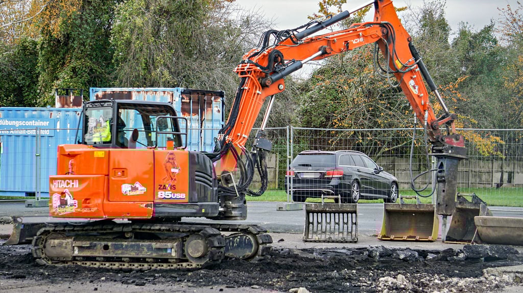 Bagger entfernen Beton- und Asphaltschichten. Es sind vorbereitende Arbeiten für den komplexen Neubau in der Richard-Schütze-Straße.
