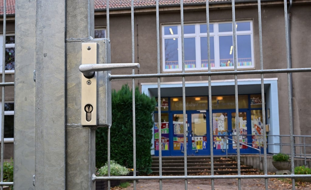 Geschlossen ist das Tor vor der Erfurter Grundschule am Schwemmbach.