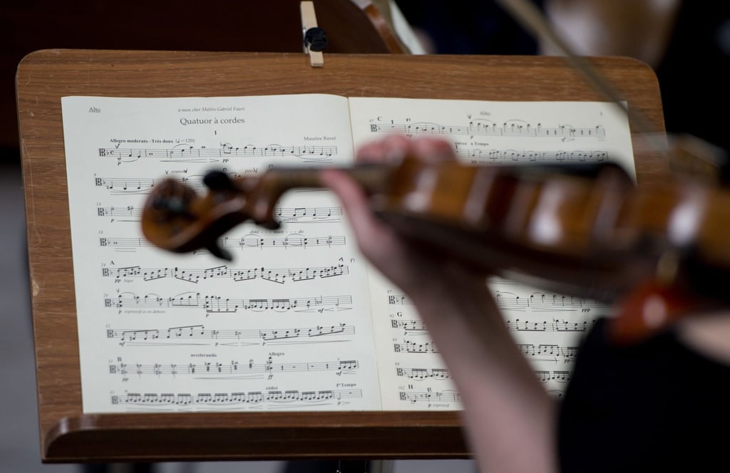 Eine Geigerin spielt in einem Konzert.