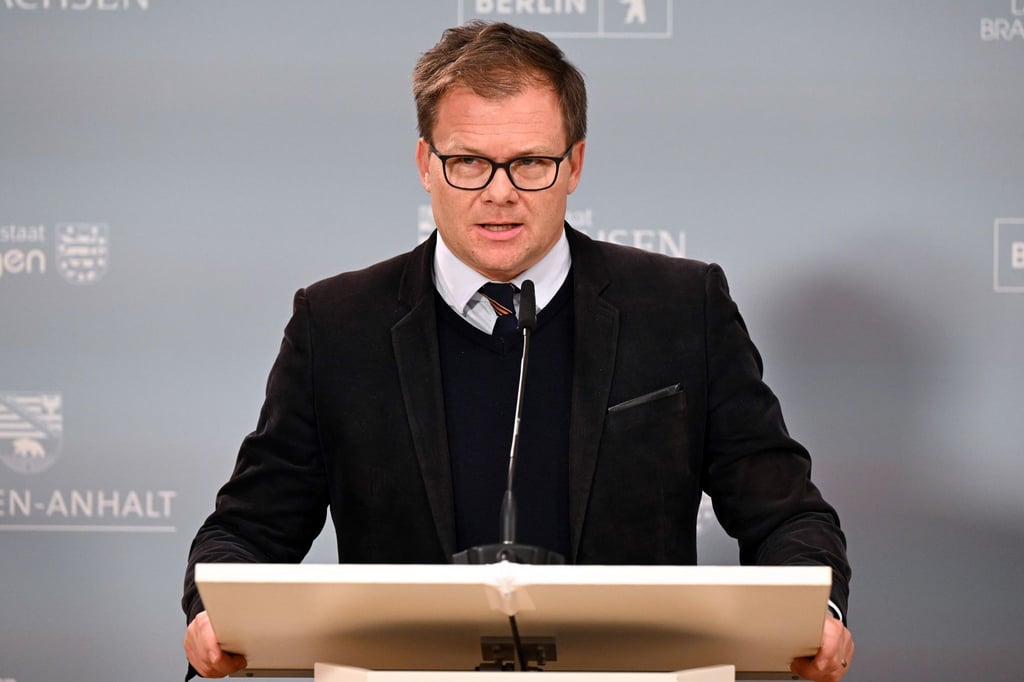 Carsten Schneider (SPD), Beauftragter der Bundesregierung für Ostdeutschland, während der Abschluss-Pressekonferenz.
