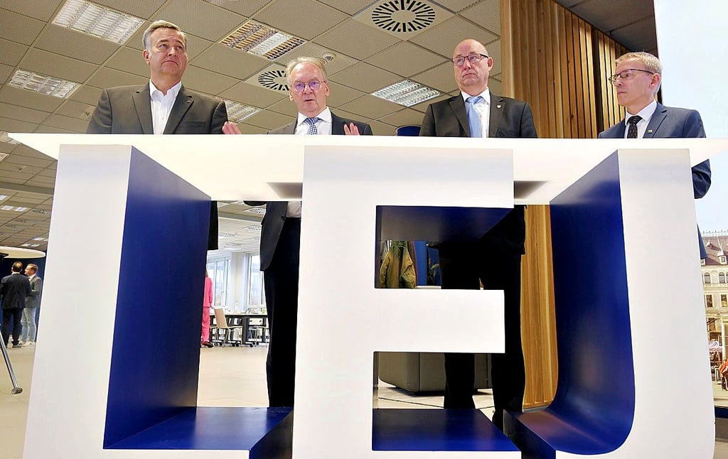 DHL-Chef, Ministerpräsident, Landrat und Bürgermeister nach der Rund.