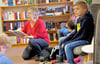   Annett  Struck  ist beim „Bundesweiten Vorlesetag“ in der  Bibliothek  Jessen   mittendrin.  Hier liest sie  Seydaer  Schülern aus „Wir  werden Meister!“ vor. 