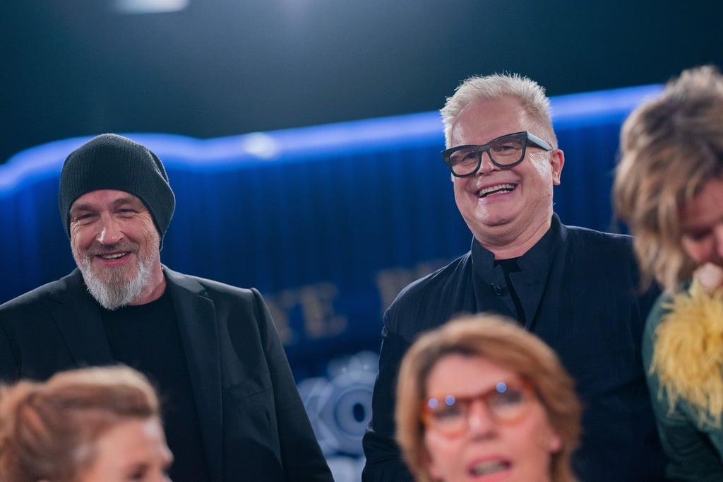 Herbert Grönemeyer (r), Musiker, und Thorsten Sträter stehen in den Studios des WDR.