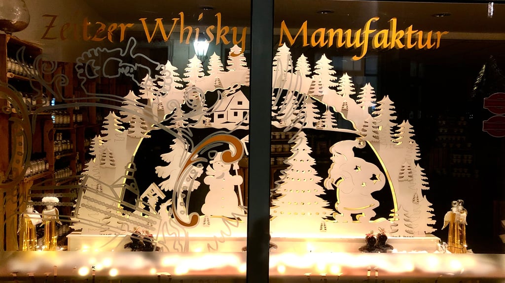 In der Zeitzer Innenstadt schmücken die Händler nicht nur ihre Geschäfte weihnachtlich, sie bereiten auch wieder die Stiefelaktion zum Nikolaustag vor.