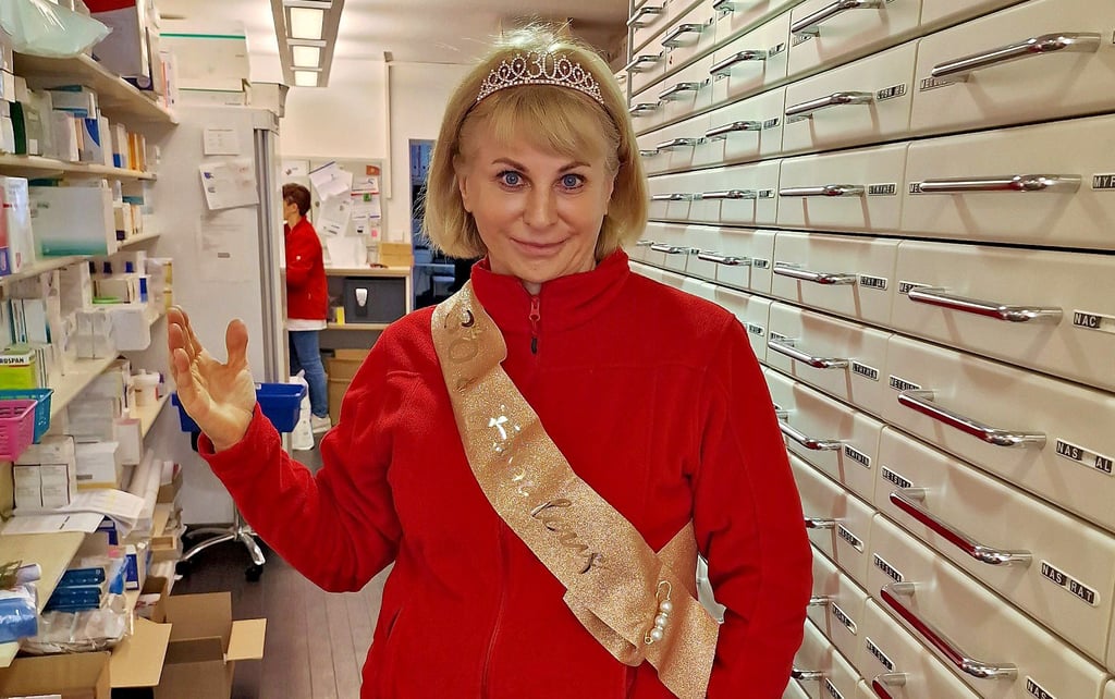 Hat grund zum Feiern: Ina Leischner, Leiterin der Neuen Apotheke