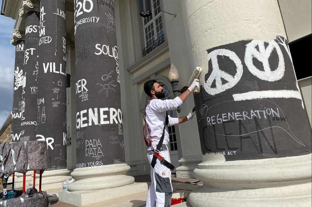 Am Tag nach dem Ende der documenta fifteen werden die Säulen des Fridericianums in Kassel übermalt.