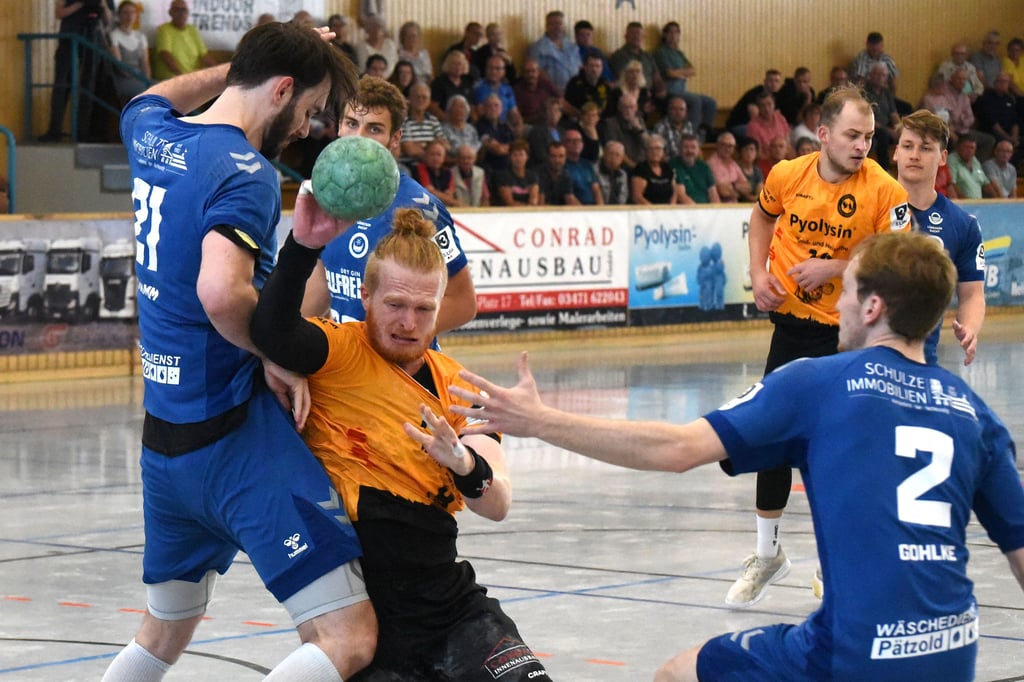 Niklas Friedrich (am Ball) könnte unter Umständen ein paar Einsatzminuten bekommen.