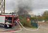 Es brennt auf dem KME-Gelände in Hettstedt: Der Container wurde allerdings für eine Großübung mehrerer Feuerwehren in Brand gesetzt.
