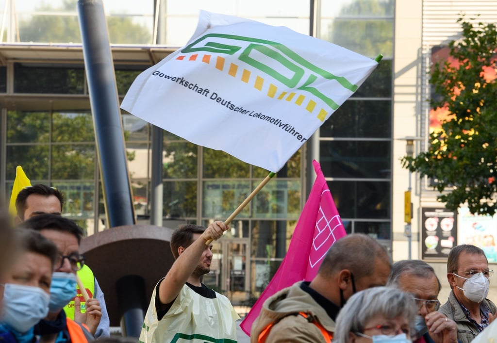 Teilnehmende einer Kundgebung der Gewerkschaft Deutscher Lokomotivführer (GDL) vor dem Hauptbahnhof in Magdeburg.