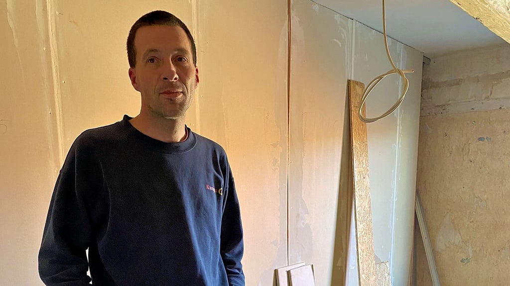 Torsten Koschitzki in einem der Räume, die er begonnen hat zu sanieren. Das Haus in Schlanstedt/Huy wurde kurz vor dem Umzug der Familie verwüstet.