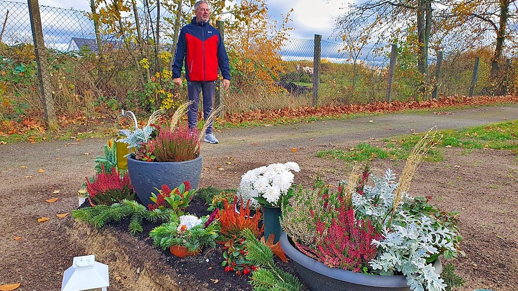 Uwe Schulz hat das Grab seiner verstorbenen Frau liebevoll gestaltet und kommt oft dorthin. Dass es auf dem Perver-Friedhof manchmal zugeht wie auf einem Marktplatz, stört ihn sehr.