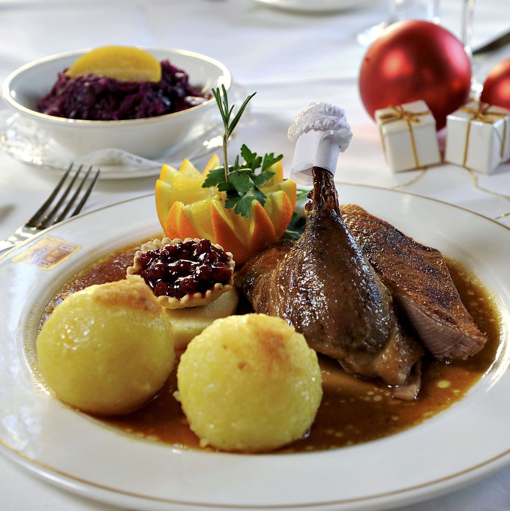 Gans mit Knödeln und Blaukraut