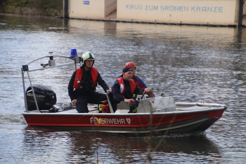 Auf der Saale in Halle suchten Rettungskräften am Freitag nach einer Person.