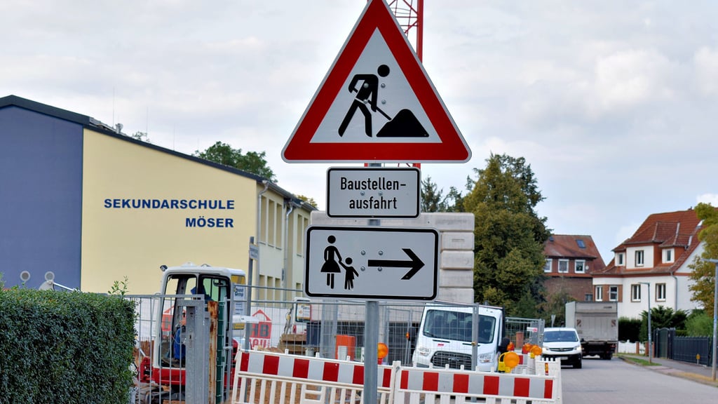 Die Verkehrsführung funktioniert nicht. Die Schüler überqueren nicht zweimal die Thälmannstraße, um die Sekundarschule zu erreichen, sondern benutzen die Fahrbahn. In Kürze soll ein abgetrennter Fußgängernotweg errichtet werden.