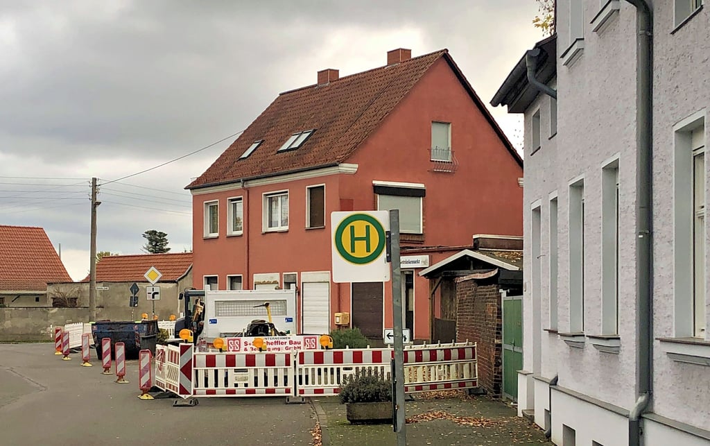 Seit Mittwoch laufen die Bauarbeiten an der Bushaltestelle in der Oranienbaumer Straße von Mildensee auf der zweiten Straßenseite.