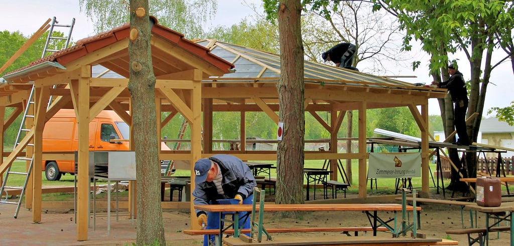 Der Grillpavillon wurde beim Arbeitseinsatz im Mai 2019 errichtet. Die Ortschaft Weißewarte will ihn fürs Dorfleben behalten und an das Blockhaus umsetzen.