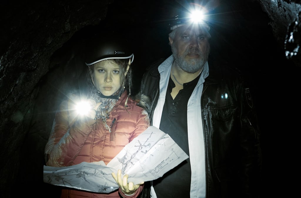 Koops (Aljoscha Stadelmann) und Kim (Anna Bachmann) suchen im Stollen in einer Szene von „Harter Brocken: Der Goldrausch“.