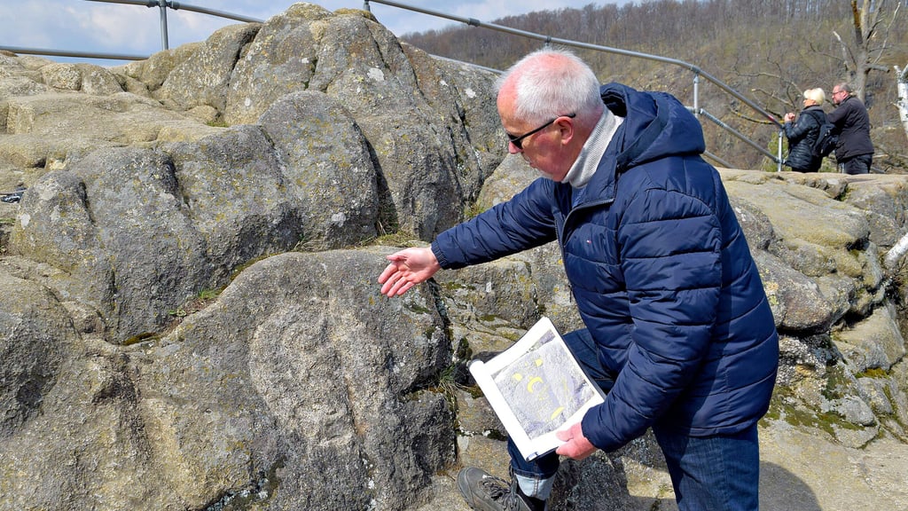 Fassungslos: Im Frühjahr zeigt Heimatforscher Heinz A. Behrens, dass die „Himmelsscheibe von Thale" mutwillig zerstört, weggekratzt wurde.