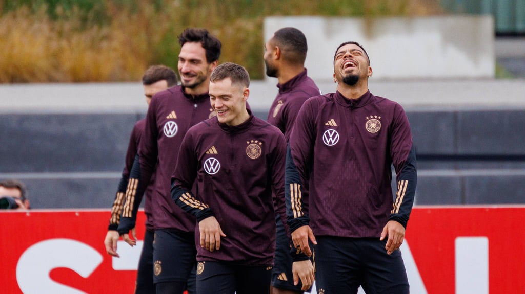 Benny Henrichs (r.) scherzt mit seinen DFB-Teamkollegen.