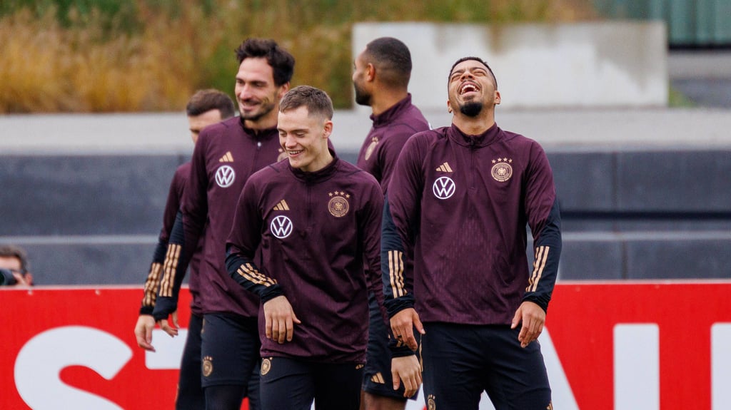 Benny Henrichs (r.) scherzt mit seinen DFB-Teamkollegen.