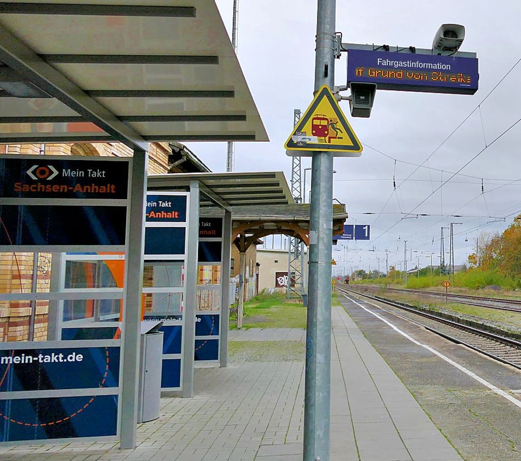 Leerer Bahnsteig am Bahnhof in Jessen. Der Grund ist ein 20-stündiger Streik der Gewerkschaft Deutscher Lokführer.