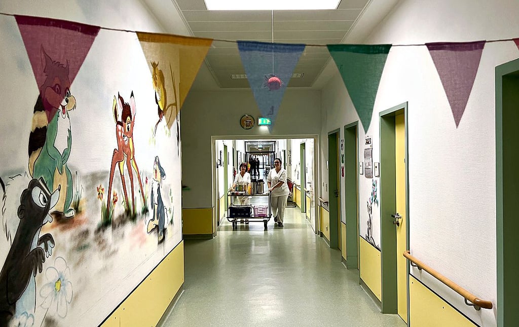 Die großen Wandbilder sind bei der Renovierung der Kinderklinik Bitterfeld erhalten geblieben.