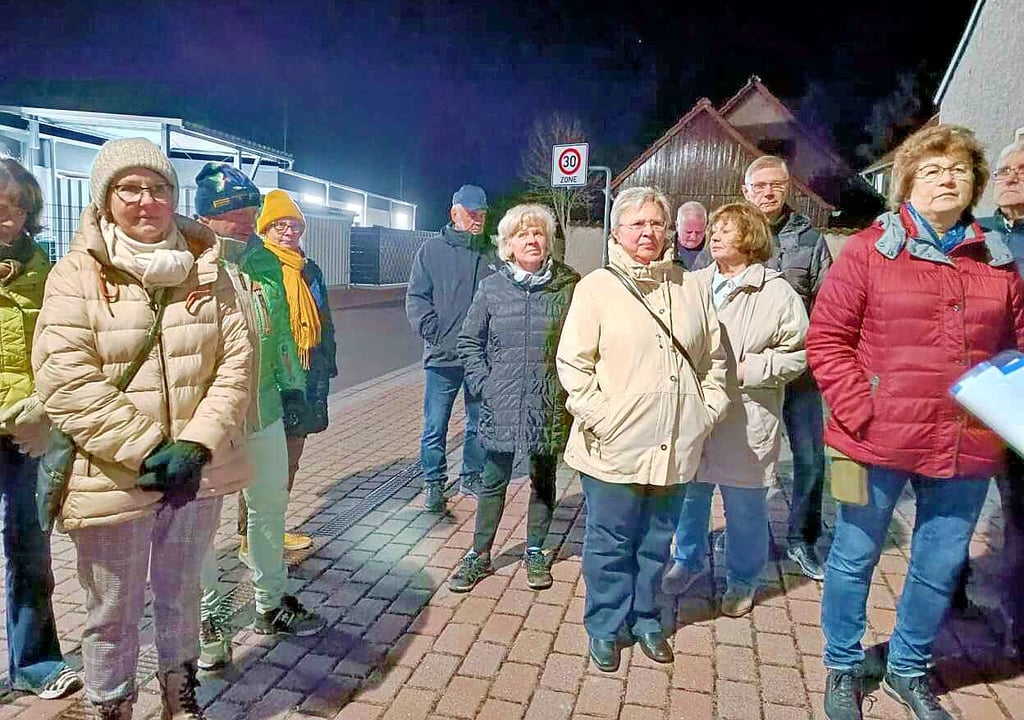 Die Detektive des Heimat- und Kulturvereins Erxleben hörten sich auf den Straßen nach möglichen Zeugen um.
